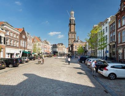 In addition, the characteristic sidewalk pavement zone directly along the facades has been restored to its former