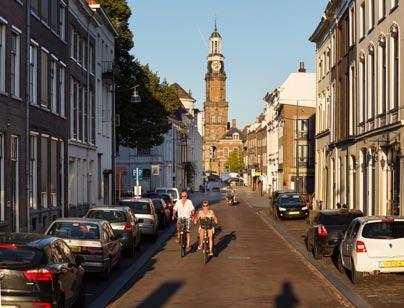 The width of the Groenmarkt is bridged by attaching span-lighting between the masts.