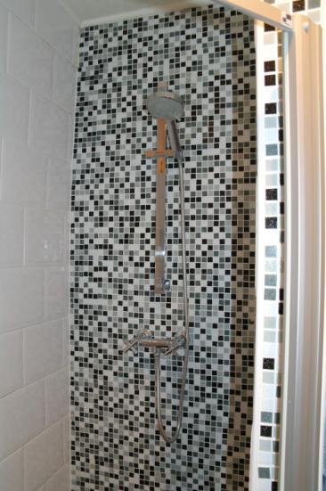 Moderne badkamer voorzien van een design natuurstenen wastafel
