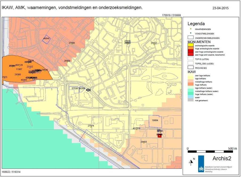 Afbeelding 7: Bekende archeologische waarden in de wijde omgeving van het plangebied (links van zwarte pijl). Bron: www.archis2.archis.nl. 2.5.