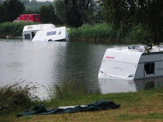 Tientallen caravans werden door de kracht van de windhoos door de lucht geslingerd en kwamen soms