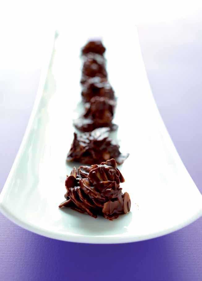 S K SNOEPJE L Amandel pralines Ingrediënten (voor 20 stuks) 150 g chocolade naar keuze 60 g roomboter of ghee 100 g amandelschilfers Bereiding Smelt de chocolade met de