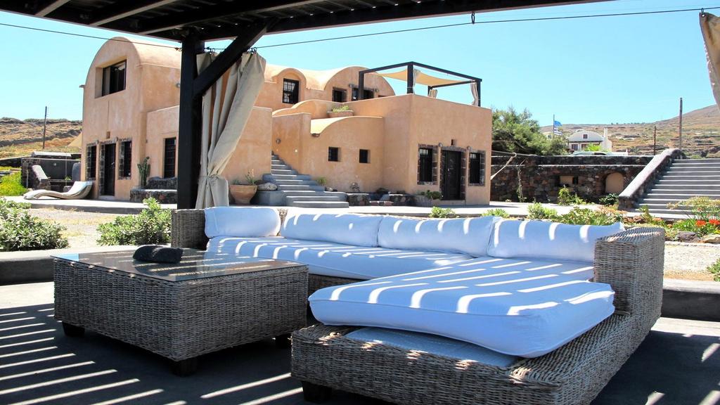 Villa Ramos is geschikt voor maximaal 8 personen die op zoek zijn naar een unieke, eigen zomerverblijf, in één van de mooiste omgevingen van Santorini.