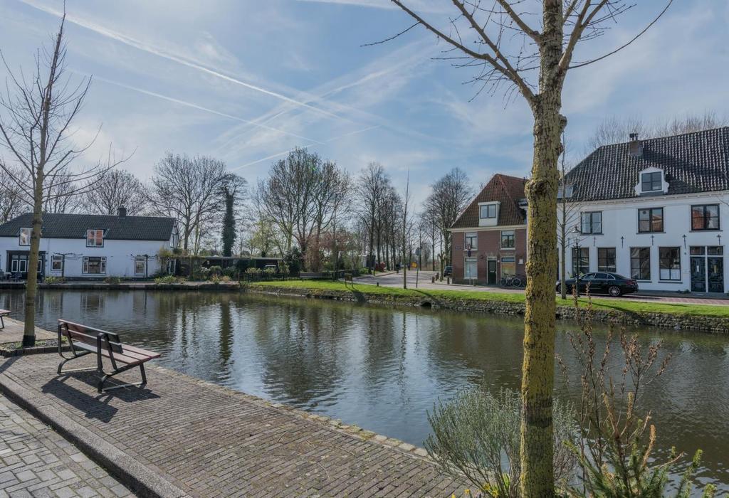 TE HUUR Nieuwstraat 102, Weesp Deze leuke gemeubileerde stadswoning ligt aan een rustig straatje in het beschermde stadsgezicht van Weesp.