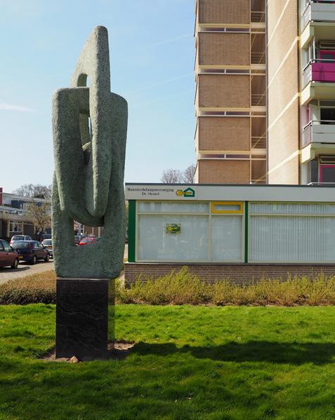 7 Stedenbouwkundige analyse Kerschoten wederopbouwwijk Het plan van Zuiderhoek voor Kerschoten was een totaalontwerp voor wonen in het groen, waarbij het concept van de oude Apeldoornse stadsparken