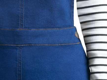 Rechterzijnaad: Sluit de rechterzijnaad van de rok en naai beide naadtoeslagen samen om. Stik opnieuw tot op 2 mm diepte door.