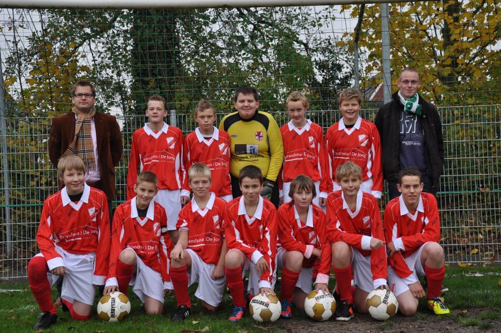 Tegen Loppersum werd maar met liefst 11-3 gewonnen. De E-junioren zijn dan ook de trotse koploper in hun competitie.