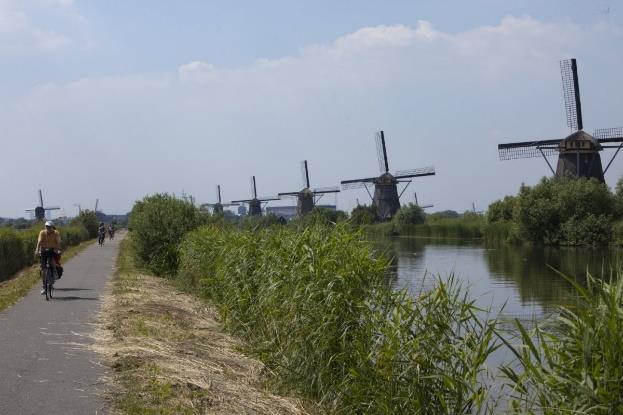 1. Inleiding Groeiend bezoek aan het Werelderfgoed Kinderdijk Het Werelderfgoed Kinderdijk ligt op de grens van de gemeentes Alblasserdam en Molenwaard.