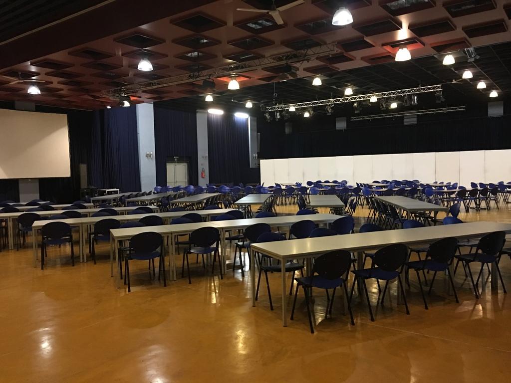 Aanwezig in deze zaal: 500 stoelen 90 vierkante tafels (80 x 80 cm) 50 lange tafels (250 x 75 cm) Koelcel