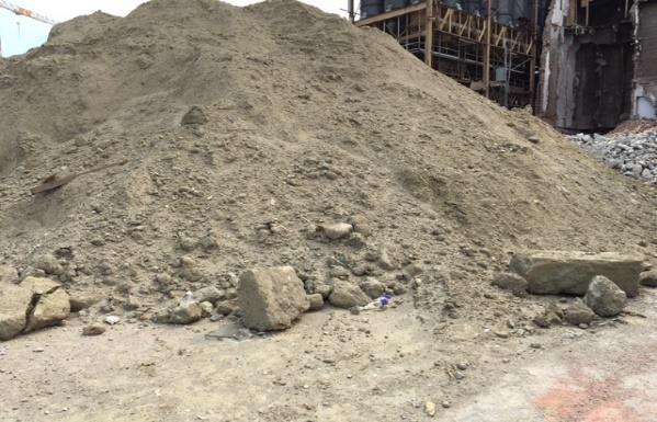GROND/ GROND + STEEN Niet vervuilde grond met meer dan 50% stenen, beton Volume container: 8m³ 12m³ Baksteenpuin Metselwerk Beton Klinkers Harde steensoorten