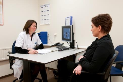 Het intake gesprek Uw eerste bezoek is het intake gesprek met de radiotherapeutoncoloog. Dit is de medisch specialist die verantwoordelijk is voor uw bestralingsbehandeling.