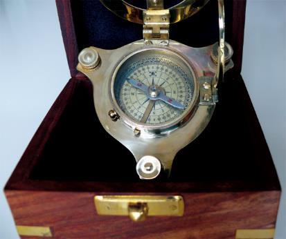 14 Kompas Het instrument op de foto is een oud kompas. Het is gemaakt van het metaal messing. Het kompas is niet van ijzer gemaakt, ook al is dat goedkoper en sterker dan messing.