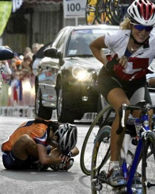 Klachten bij ernstige overbelasting 26 jarige wielrenster, sport 15-20 uur per week, o.a.: Tour de France Beroep: manager, 26 uur per week.