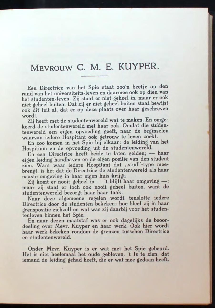 MEVROUW C. M. E. KUYPER. Een Directrice van het Spie staat zoo'n beetje op den rand van bet universiteits-ieven en daarmee ook op dien van het studenten-ieven.