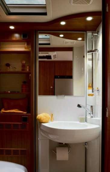 De badkamer in de ERIBA Nova 540 GL bekoort dankzij de talrijke open en gesloten rekjes en kasten, waarin u alle badkamerspulletjes