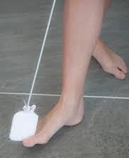 De teenwasser is een klein apparaat, dat behulpzaam is bij het wassen van de voeten, ook als u zich moeilijk voorover kunt buigen.
