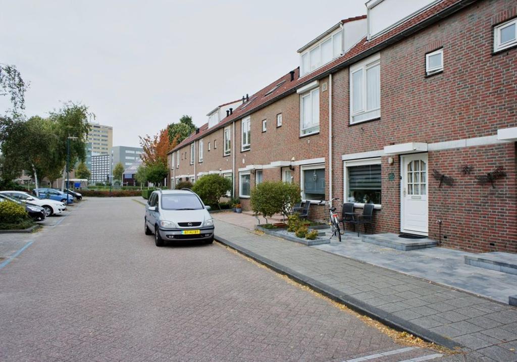 OMSCHRIJVING BERNADETTEGANG 20, 2719 AE ZOETERMEER In rustige woonomgeving gelegen goed onderhouden 5 kamer eengezinswoning met uitbouw en ca. 12 meter diepe en zonnige achtertuin met stenen berging.