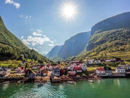 In Flåm kunt u een rit maken met de legendarische Flåm-spoorweg. Het is één van de mooiste en steilste trajecten ter wereld! Onderweg heeft u schitterende panoramische uitzichten.