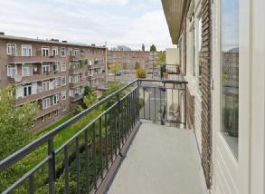Het woonoppervlak van de woning meet volgens NEN 2580 richtlijnen 57 m2, daarbij heeft het twee zonnige balkons en een berging op de begane grond.