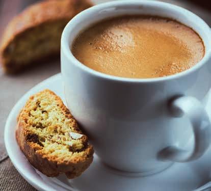 ingesteld.de vers gemalen koffie valt dan in de zetkamer Drukken: De gemalen koffie word samengeperst in de zetkamer.