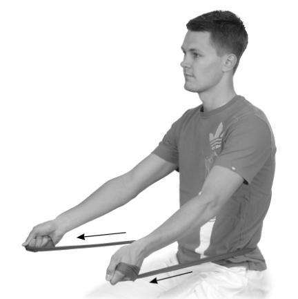 Variatie oefening 3 Houdt de band achter tegen uw lichaam en beweeg beide armen naar voren.
