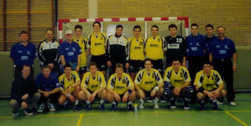 BEVO HC Heren 1 selectie knielend vlnr: Gréon v.d.sterren(manager), John v.ratingen(fysio), Sjoerd Karis, Ivar Peeters, William Gommans, Ian Sonnemans, Roger v.d.beuken, Ron v.