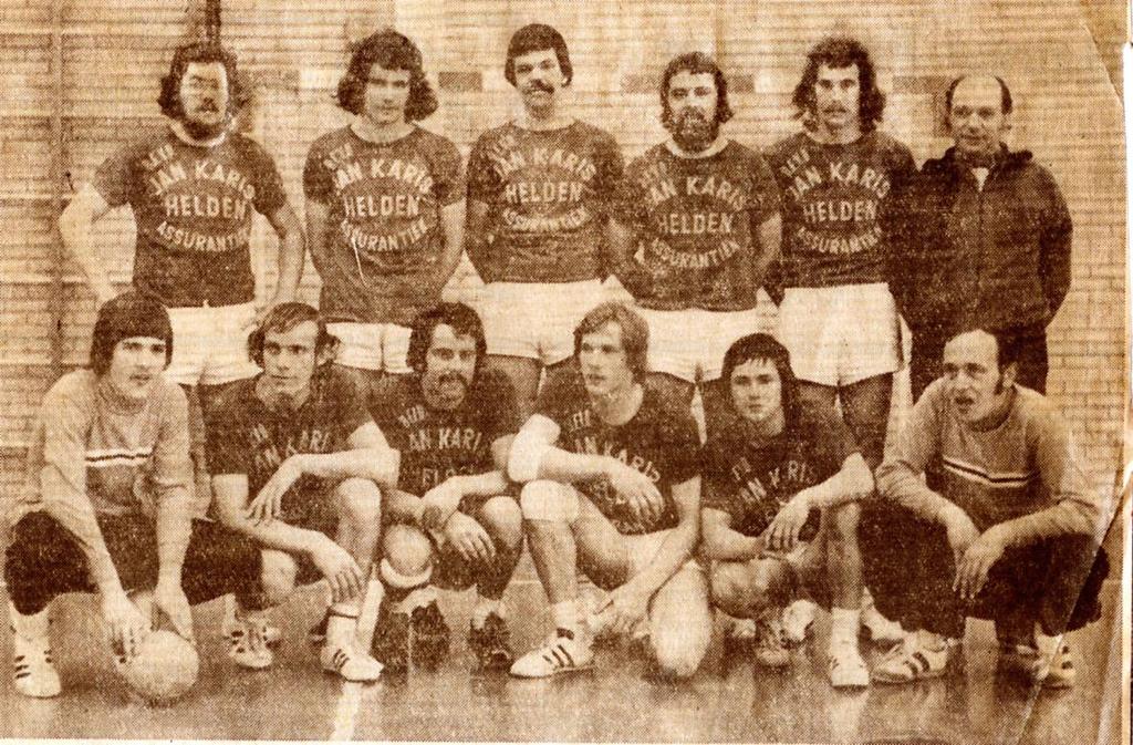 Het kampioensteam heren1 seizoen 75/76 staand vlnr Huib van de Beuken, Marck Martens, Ger van Berlo, Jan Karis, Wiel van