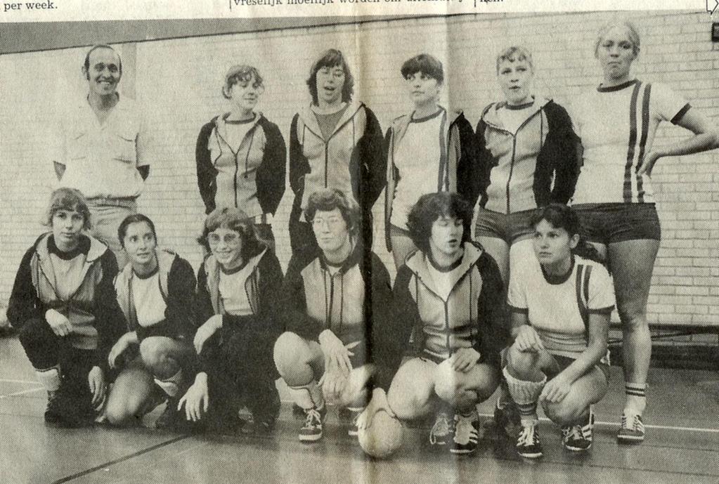 Dames selectie 1980-1981 staand vlnr: trainer-coach Wiet Steeghs, José Martens, Marga Heesen, Annemie