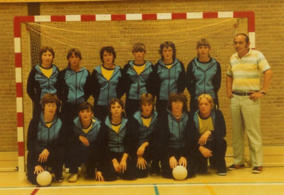 Voor: Nick Karis,Rolf Strijbos, Ron van Berlo, Ivar Reijnen Het Damesteam seizoen 1982-1983 staand vlnr: Margriet Populier, Noor Janssen,