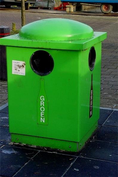 Opgave 2 Glasbak Op veel plaatsen in Nederland zie je glasbakken, waarin lege flessen en potten en ander glas verzameld wordt. Waarom wordt glas gescheiden van ander afval ingezameld?