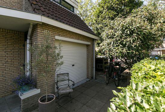 Verder heeft u een voortuin, zijtuin en een prachtig aangelegde achtertuin met achterom. Gelegen in een kindvriendelijke en prettige woonomgeving met veel groen en speelgelegenheid voor kinderen.