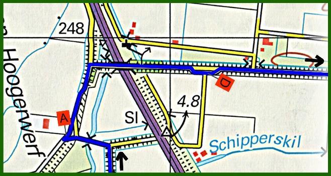 Voorbeeld Ingetekende lijn: U komt vanuit het zuiden en volgt de zwarte (in dit voorbeeld blauwe ) lijn. Eerst gaat u einde weg links, het brugje over en dan links om het driehoekje heen.