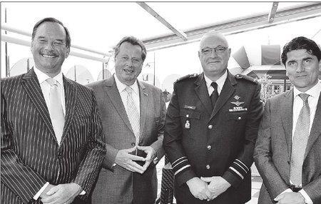 bron: Telegraaf Stan Huygens Journaal, zaterdag 27 juli 2013 Gebaar voor luchtmacht V.l.n.r. Schipholdirecteur Ad Rutten, Da Vinci-voorzitter Anne Cor Groeneveld, lt.