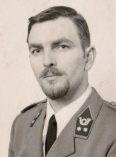 medegedeeld dat LtKol Dirk Van Suetendael na een ongeval in huis is overleden. In januari 1967 werd hij aangeduid voor de Carabiniers en werd er pelotonscommandant in de 3 de compagnie.