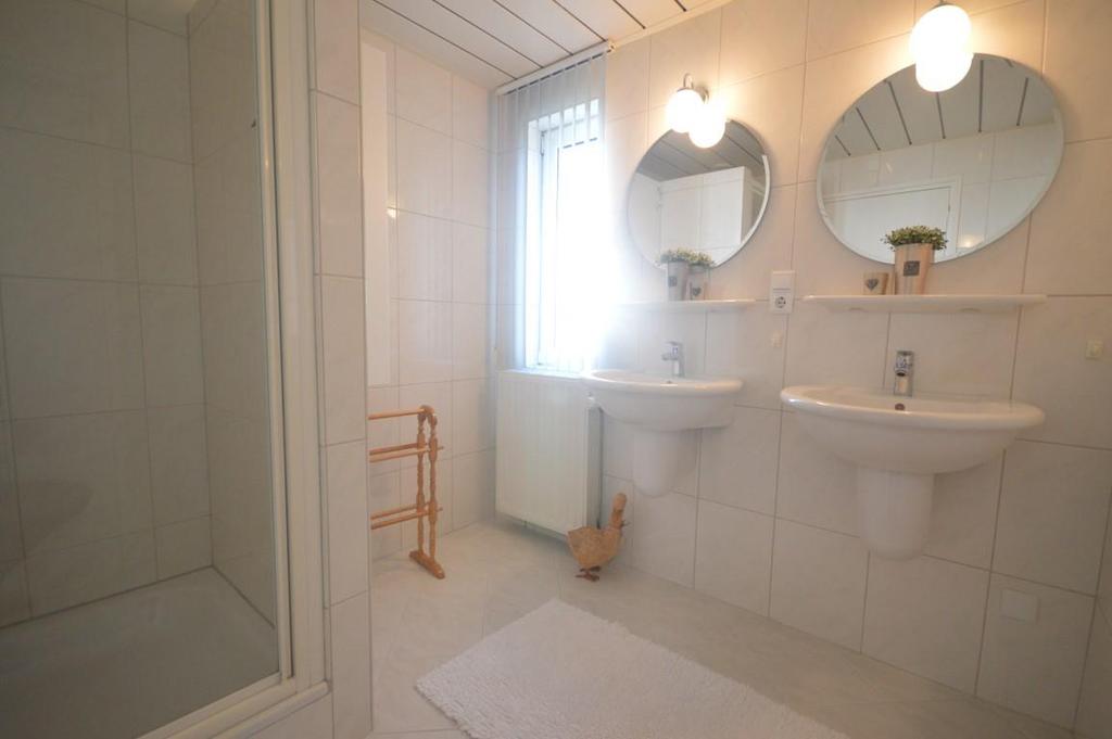 Badkamer 2 voorzien van douche en een dubbele vaste wastafel. Separaat toilet.