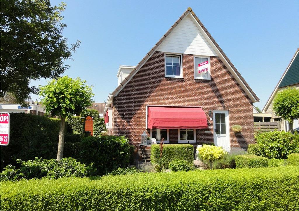 Badkamer is uitgevoerd met douchecabine en wastafel. Begane grond voorzien van slaapkamer / kantoor en loopdeur naar zonnig terras aan water.