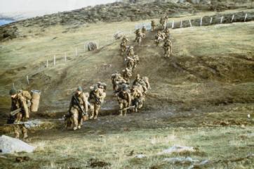 Zaterdag 21 april (14u30-17u00): Commandocross Begin jullie zelf maar voor te bereiden voor een stevige commandocross. Lopen, klimmen, kruipen, slingeren, en dit allemaal tegen de klok.