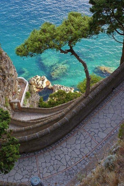 Het adembenemende Capri. Moet bezocht worden bij een roadtrip langs de Amalfi kust.