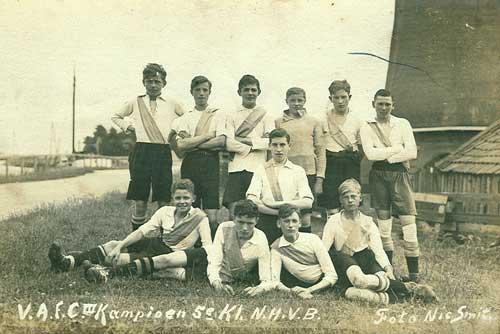 VAFC 3, kampioen in het seizoen 1922-1923 V.l.n.r.: J. Huiberts, J. Clerk, M. Michels, J. Bek, J. Haakman, P. Korver, W. Donders, C. Jacobse, J. Kueter, A. Beemsterboer en Jb.