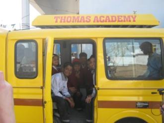 Thomas Academy, de school, heeft een eigen schoolbus. Hiermee worden kinderen opgehaald voor school en weer thuisgebracht.