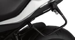54 8 536 085* 12 13 ACCESSOIRES VOOR BMW S 1000 XR. De binnentas vereenvoudigt het in- en uitladen van de topkoffer. Door de praktische draaggreep kan de binnentas eenvoudig worden meegenomen.
