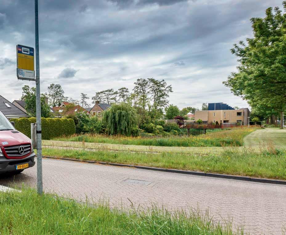 Lijn 1 in Meppel, halte Het Erf. Op het NS-station Meppel staan twee rood-grijze midibusjes van Connexxion met het logo van het OV-bureau Groningen Drenthe te wachten.