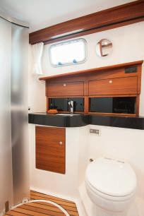 Voorin het jacht bevindt zich een riante eigenaars hut, met een Frans bed en ruime closetruimte. De natte cel bestaat uit een elektrisch toilet, douche en wastafel.