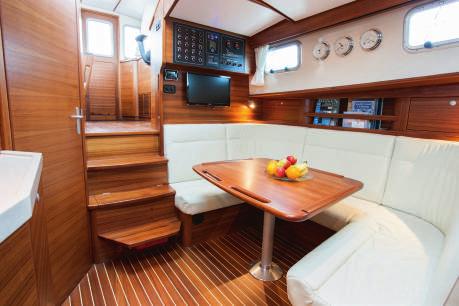 De buitenruimte van het luxe jacht is voorzien van een vaste stuurstoel, een L-vormige bank met flexibele meevaarstoel en een opbergkast voor zeekaarten en kuipkussens.