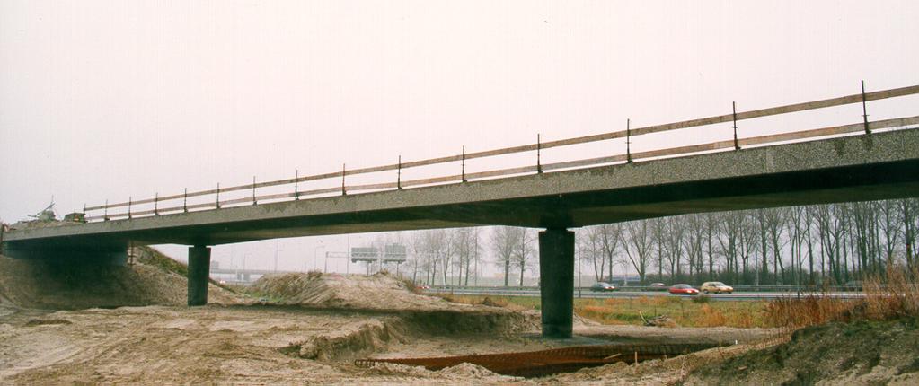 Rapport BSW 99-20 Rapport kerngroep Hogere Sterkte Beton Figuur 1-5 Viaduct Burgerveen De derde echte toepassing van Hogere Sterkte Beton in de Nederlandse bruggenbouw betrof de Tweede Stichtse brug.