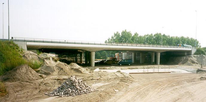 Rapport kerngroep Hogere Sterkte Beton Rapport BSW 99-20 Figuur 5-7 Viaduct in knooppunt De Baars De betonsamenstelling voor B65, die bij de verschillende werken is aangehouden, is in de onderstaande