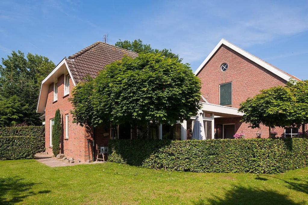 Deze woning is opgedeeld in een voorhuis en een achterhuis.