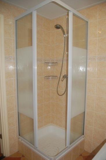 De badkamer is voorzien van een moderne inrichting met ligbad,