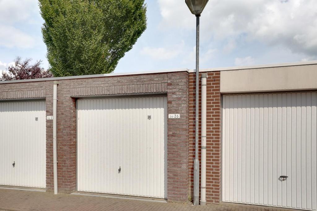 Berging, garage & meterkast Bij dit appartement hoort een berging en een garage. De berging is ca. 5 m² groot en voorzien van elektra. De garage is ca.