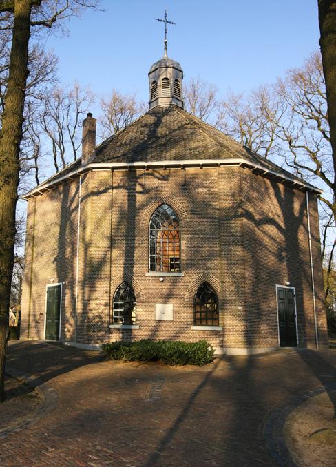 Het koor is omstreeks 1440 gebouwd, samen met een traptoren en de noordkapel. In het koor zijn nog restanten van laatmiddeleeuwse muurschilderingen en een romaans doopvont aanwezig.